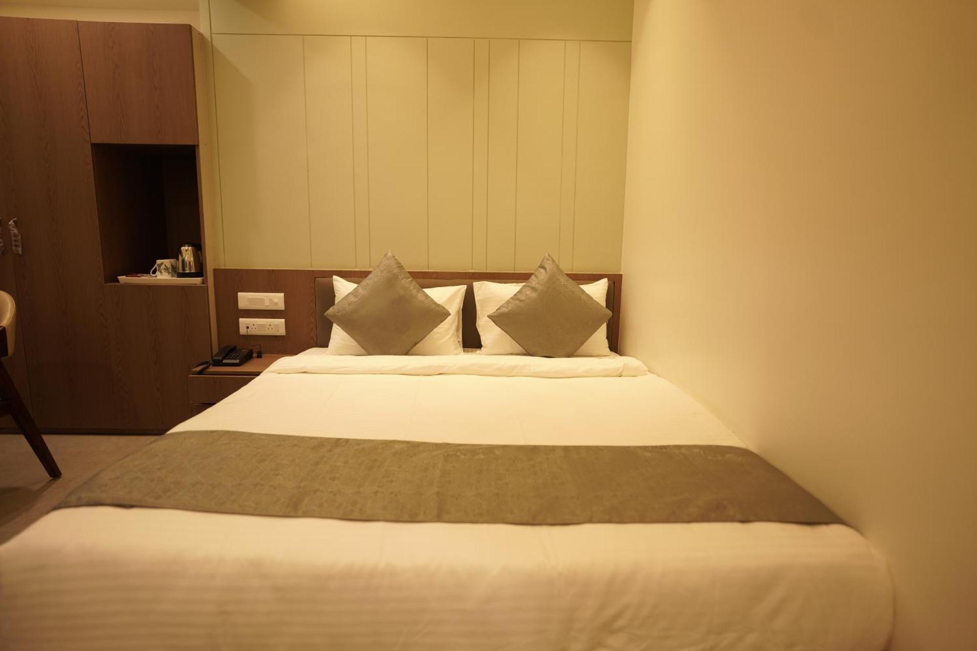 A Square Executive Hotel Аурангабад Екстериор снимка