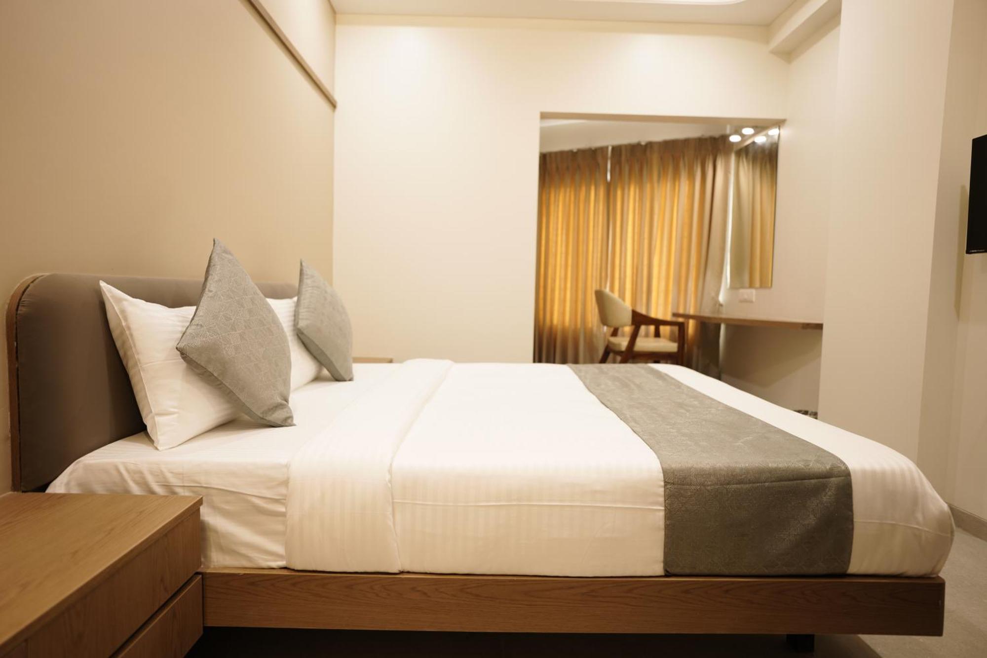 A Square Executive Hotel Аурангабад Екстериор снимка