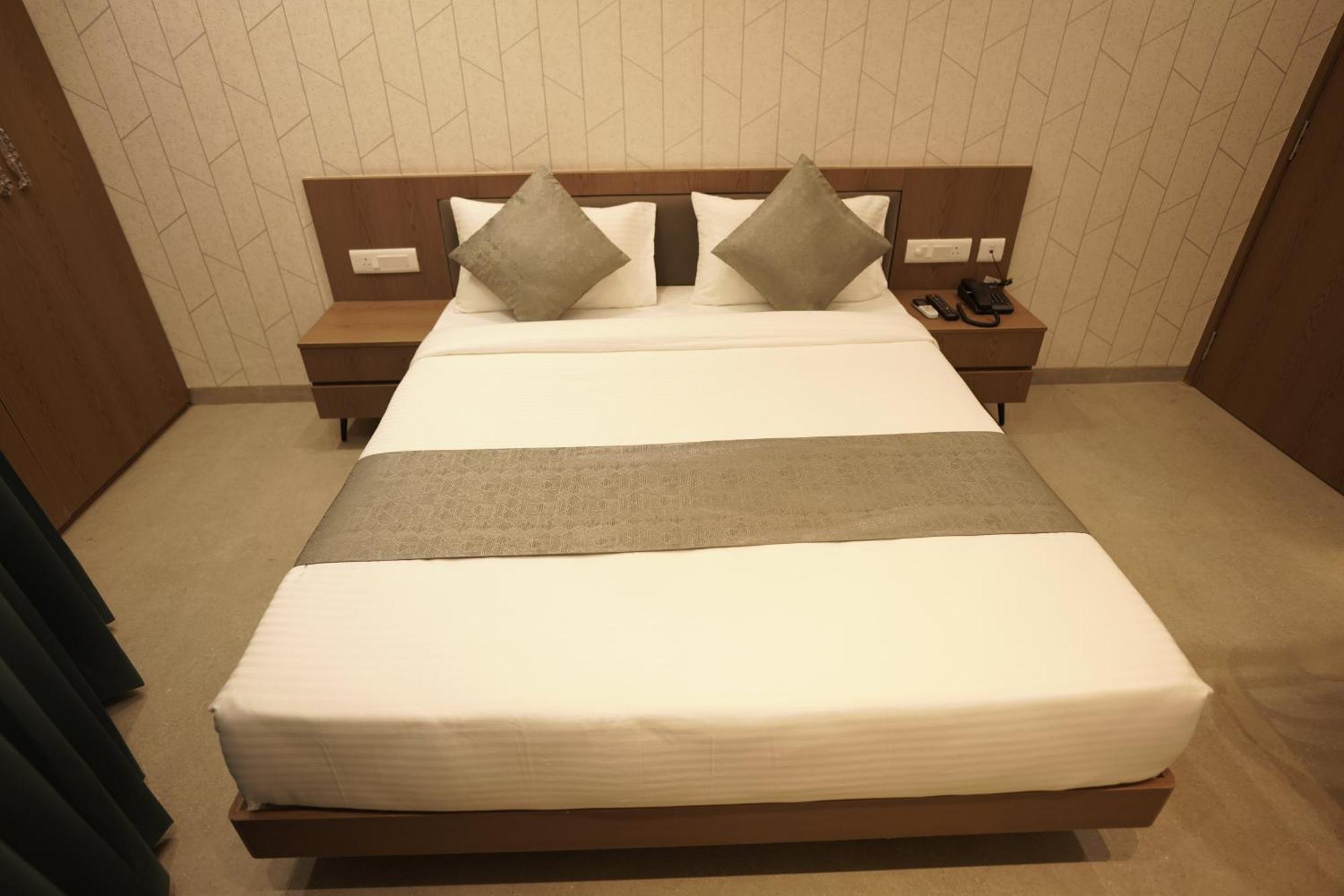A Square Executive Hotel Аурангабад Екстериор снимка
