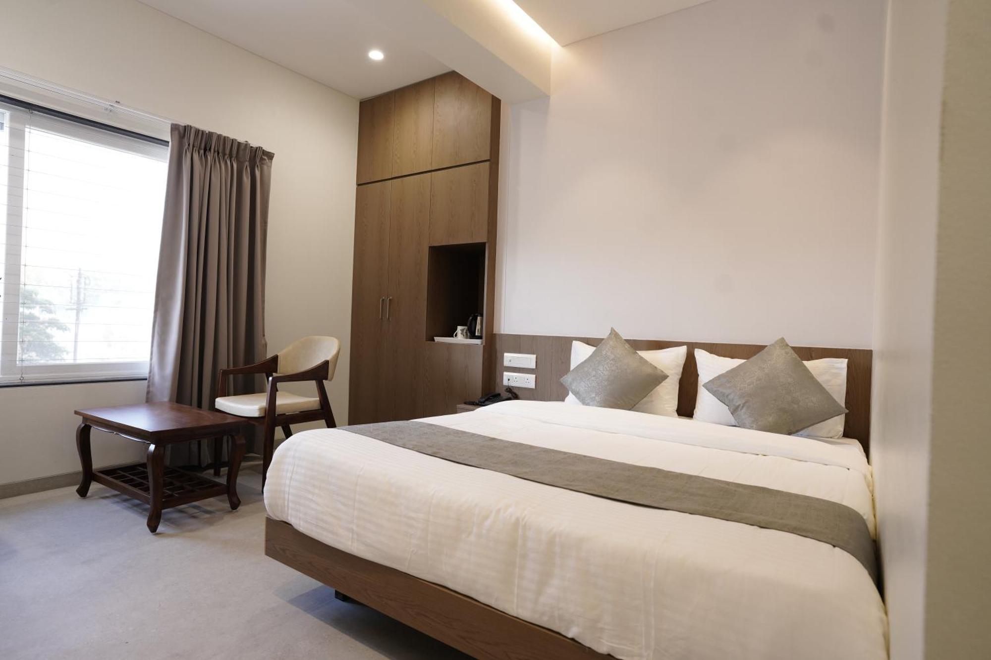 A Square Executive Hotel Аурангабад Екстериор снимка