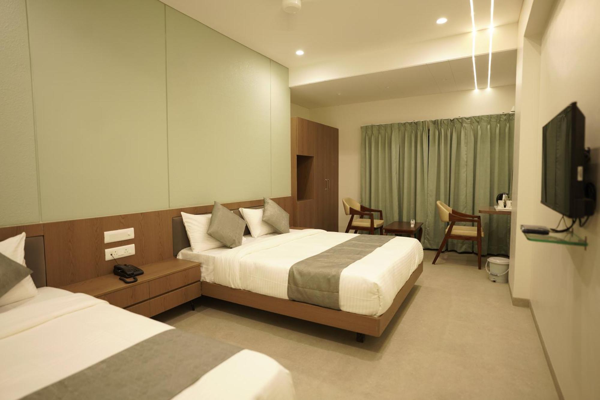 A Square Executive Hotel Аурангабад Екстериор снимка