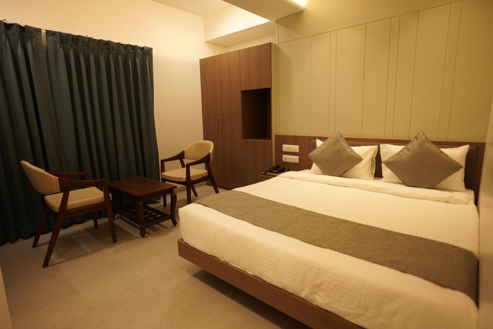 A Square Executive Hotel Аурангабад Екстериор снимка
